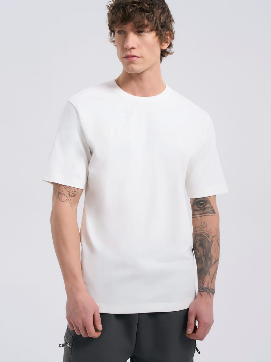 Однотонная футболка